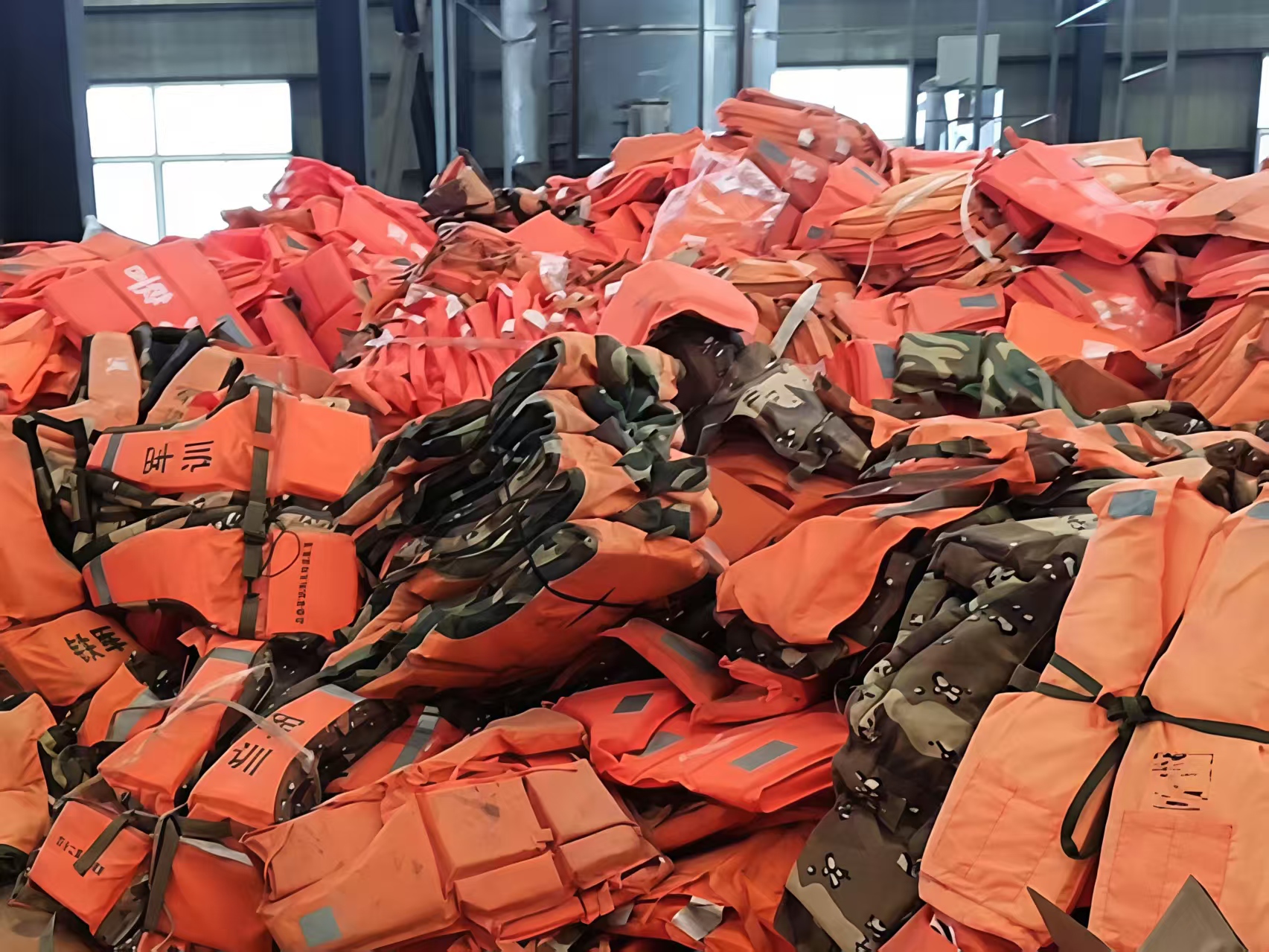 香港救生衣销毁 勤合阳光国际专业处理积压品，防止违规翻新流入市场